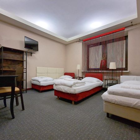 وارسو Helvetia Plus B&B - Private Rooms And Apartments المظهر الخارجي الصورة