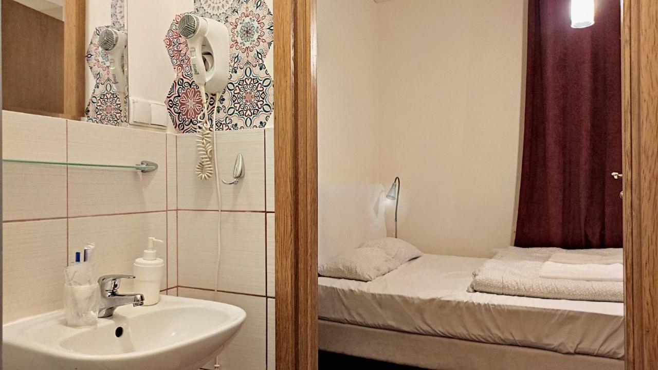 وارسو Helvetia Plus B&B - Private Rooms And Apartments المظهر الخارجي الصورة