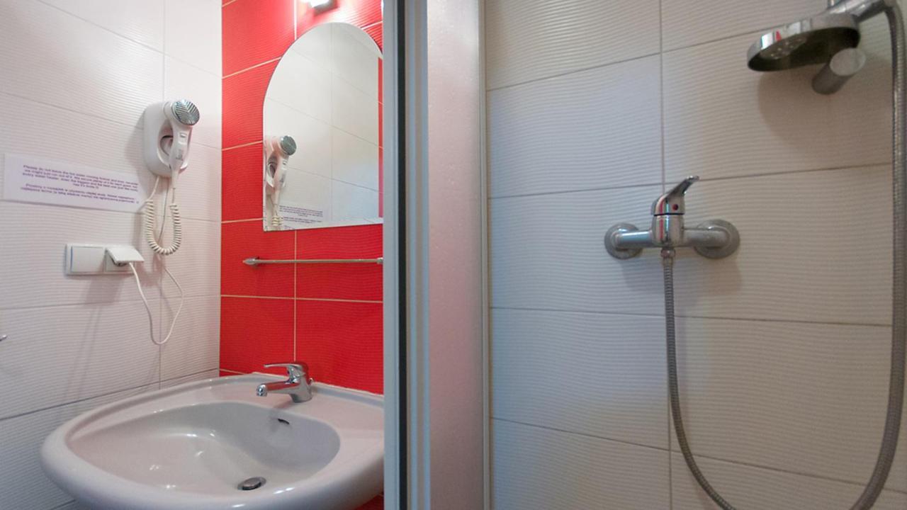 وارسو Helvetia Plus B&B - Private Rooms And Apartments المظهر الخارجي الصورة