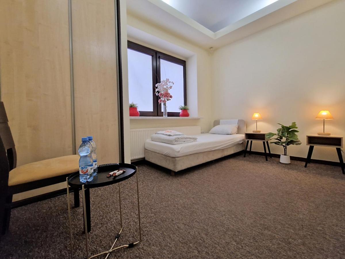 وارسو Helvetia Plus B&B - Private Rooms And Apartments المظهر الخارجي الصورة